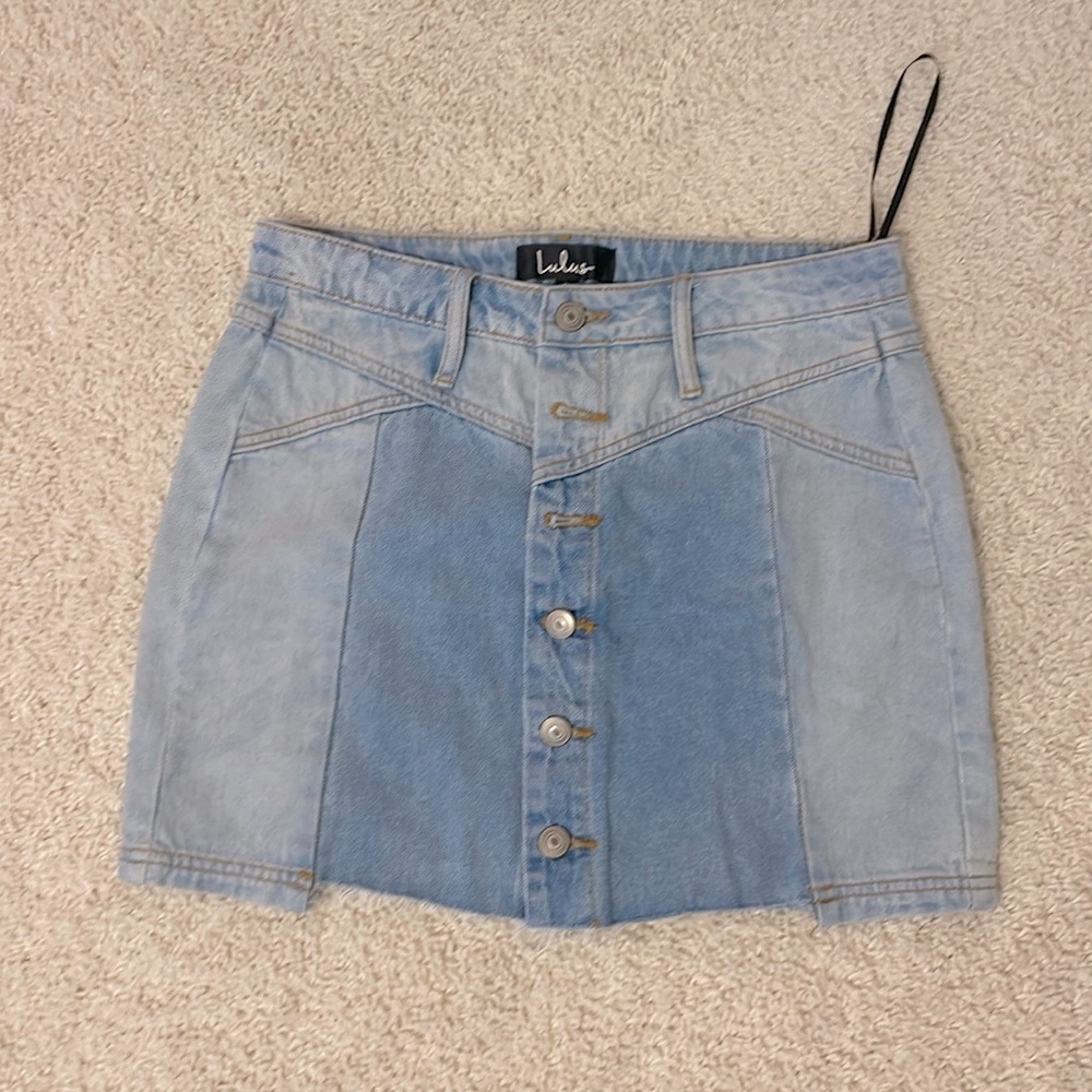Lulu’s button front denim skirt in light blue wash size small